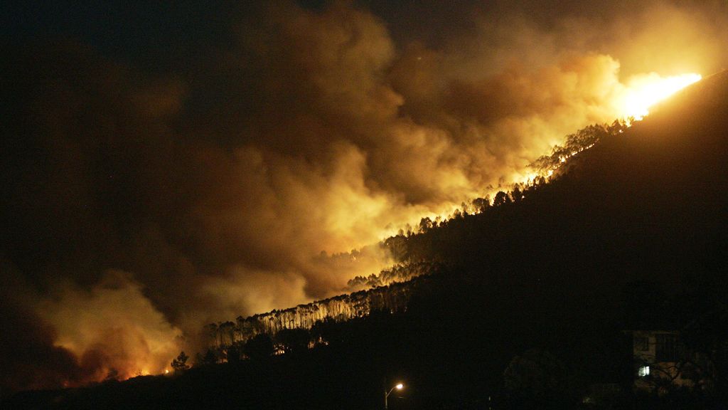 Galicia eleva el nivel de alerta por la cercanía de las llamas a las casas en Ferrol