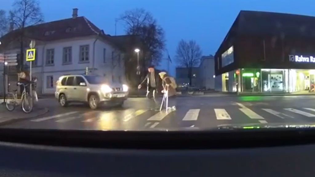 Intenta ayudar a una anciana y todo le sale mal