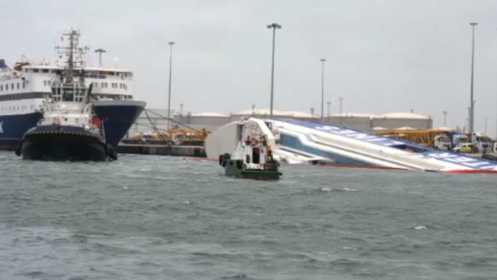 El temporal hunde un barco en Algeciras