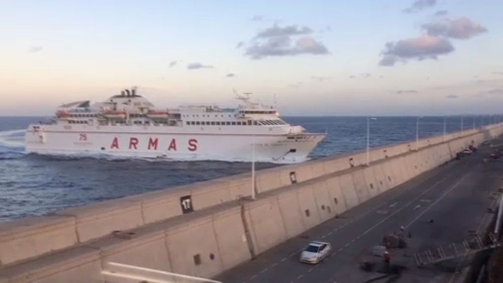 Una decena de pasajeros, atendidos tras el choque del Ferry en Las Palmas