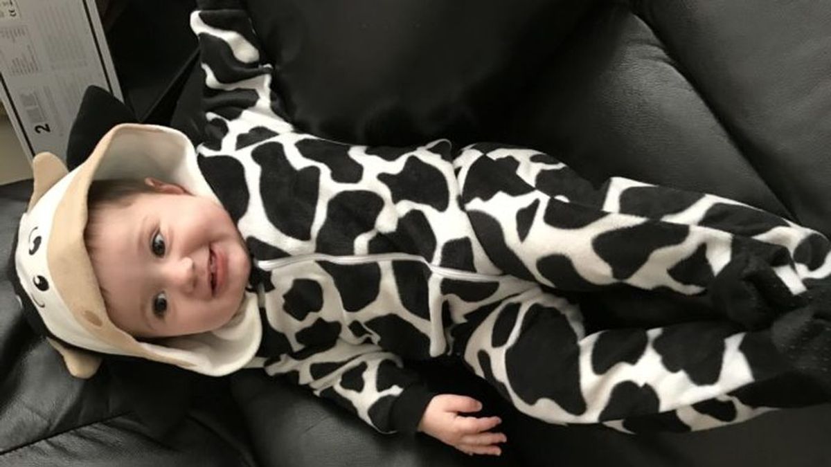 Esta bebé fue disfrazada de vaca a una fiesta de cumpleaños y mira lo que pasó