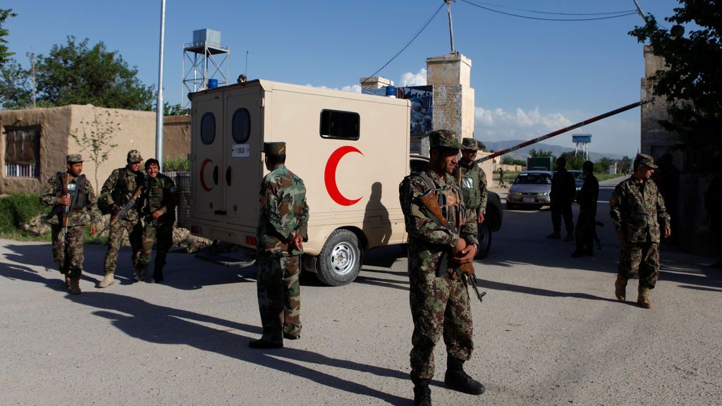 Mueren 140 soldados afganos en el asalto de los talibán contra una base en Mazar-i-Sharif