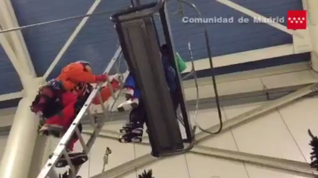 Así ha sido el rescate de 30 esquiadores en el telesilla de la pista cubierta de Madrid