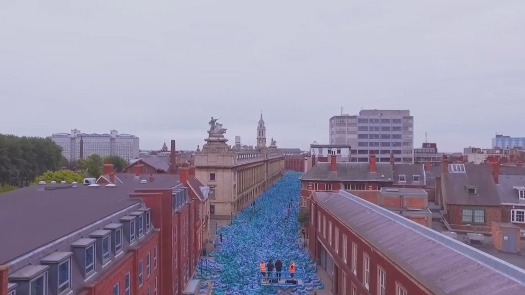 Miles de personas desnudas coloreadas de azul invaden las calles de Inglatrerra
