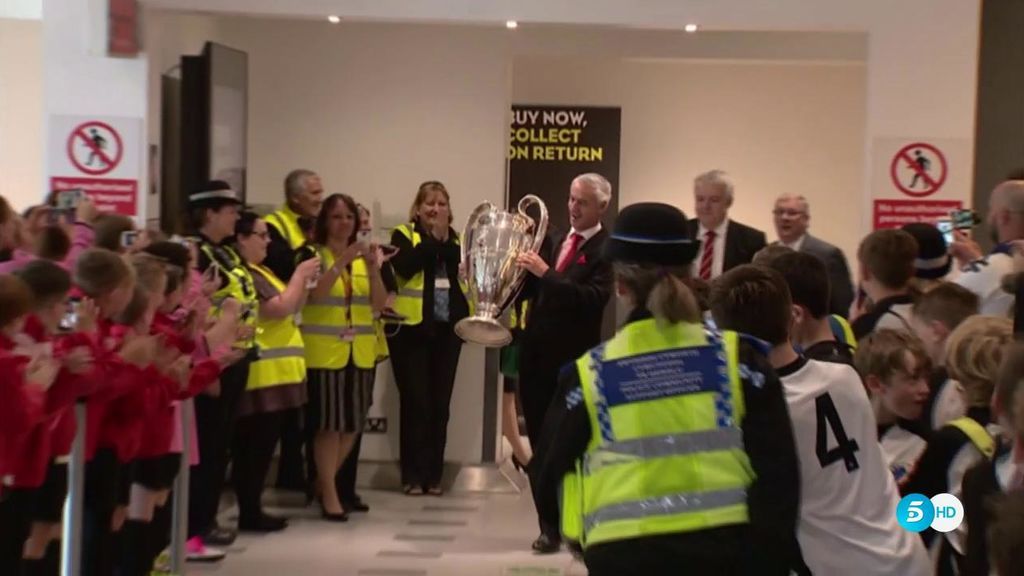La copa de la Champions llega a Cardiff rodeada de aplausos y seguridad