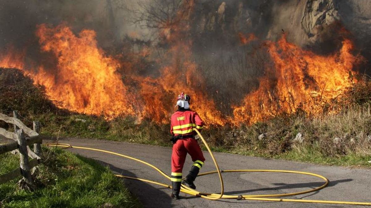 Un total de 19 incendios forestales permanecen activos en Asturias