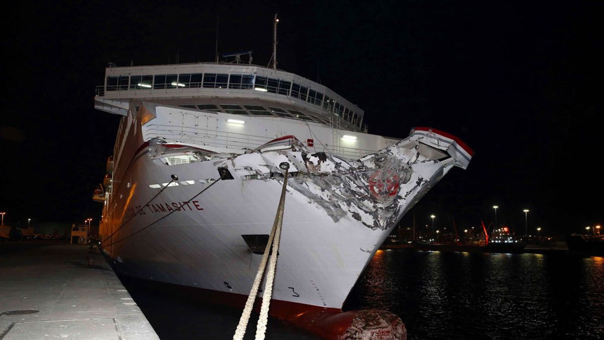 Un ferry de Naviera Armas colisiona contra la escollera del puerto de Las Palmas