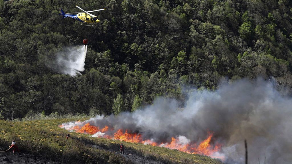 Impresionantes imágenes aéreas del incendio forestal de Ponferrada, en León