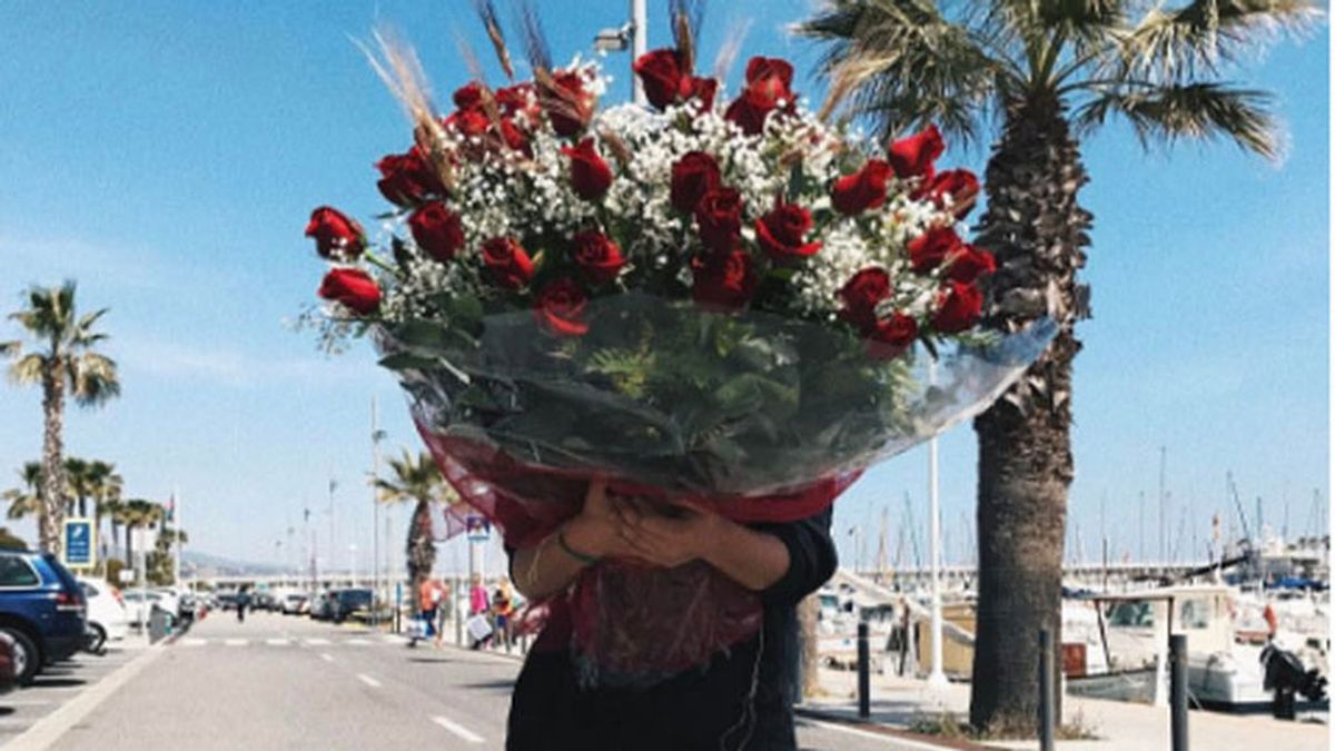 ¿Qué famosa 'influencer' se esconde detrás de este romántico ramo de rosas?