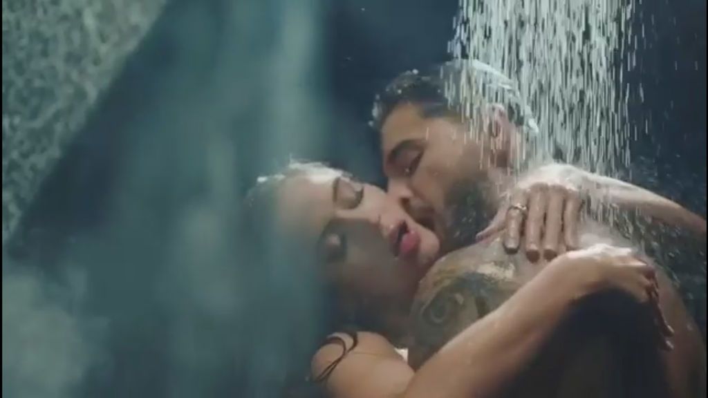 Maluma, desnudo y bajo la ducha en su nuevo videoclip