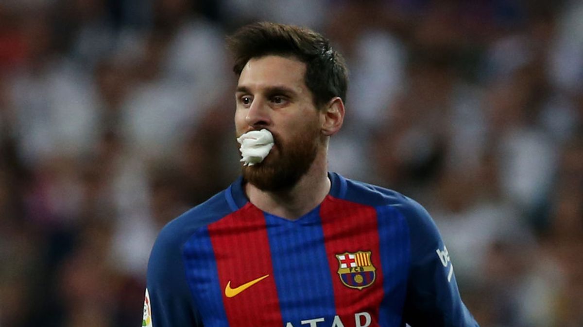 Tremendo codazo de Marcelo a Messi que le deja tendido en el césped