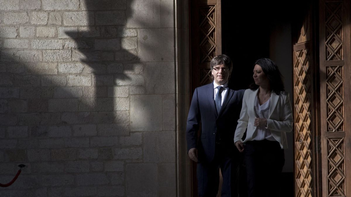 Carles Puigdemont y su mujer