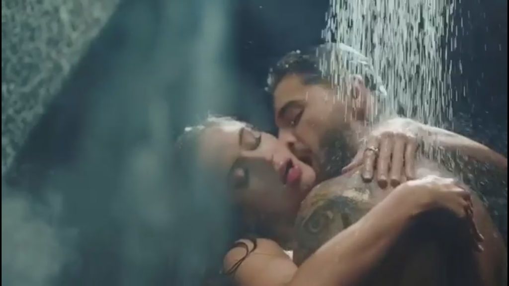 Maluma, desnudo y bajo la ducha en su nuevo videoclip