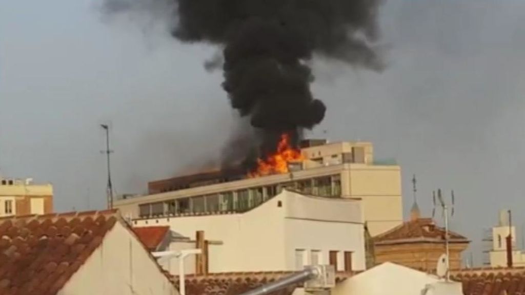 Espectacular incendio en un edificio de la Gran Vía madrileña