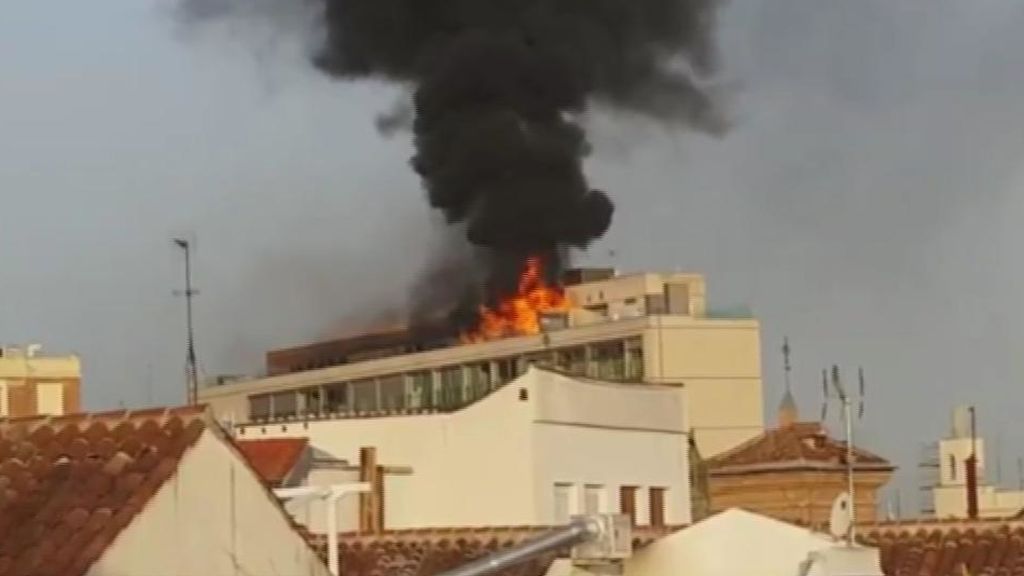 Espectacular incendio en un edificio de la Gran Vía madrileña