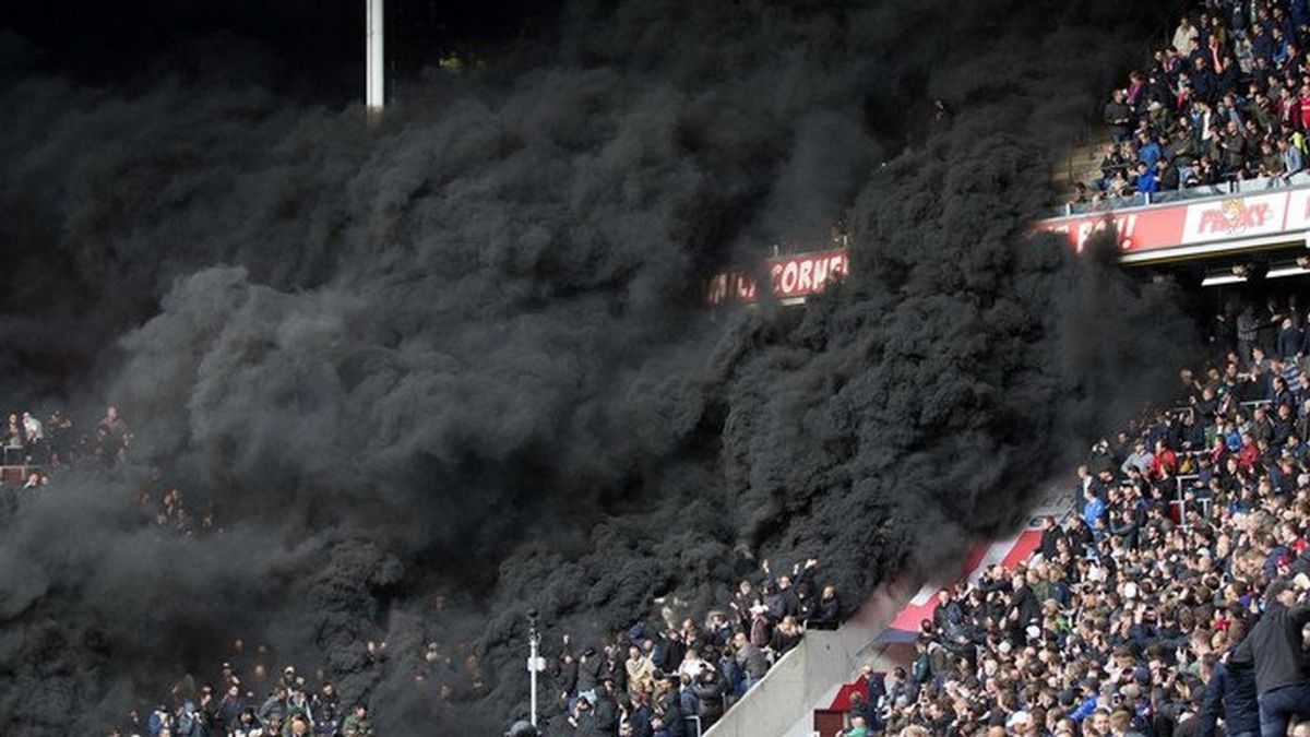 Catorce personas hospitalizadas a causa de las bombas de humo lanzadas por ultras en el PSV-Ajax Catorce personas hospitalizadas a causa de las bombas de humo lanzadas por ultras en el PSV-Ajax