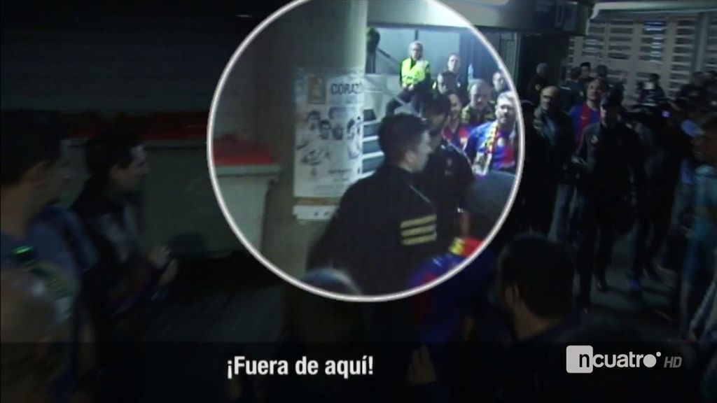 La policía sujeta a un hincha del Madrid que quería enfrentarse a la afición del Barça a la salida del Bernabéu