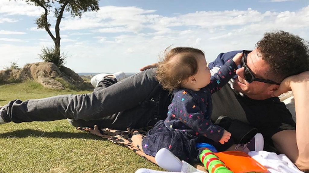 Francesca se desmelena en el campo con papá
