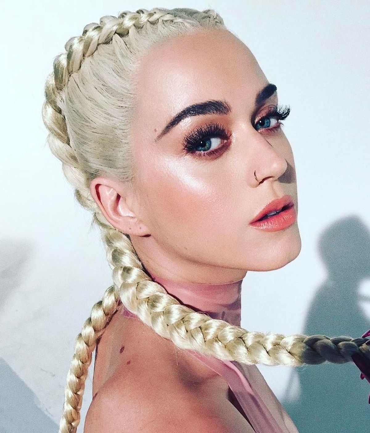 ¿Katy Perry quiere ser Kim Kardashian? Sus looks de Instagram le delatan
