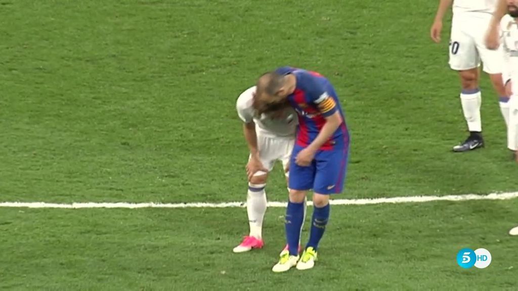 ¡Abrazo de cracks! Iniesta consuela a Modric tras el decisivo gol de Messi en el Clásico