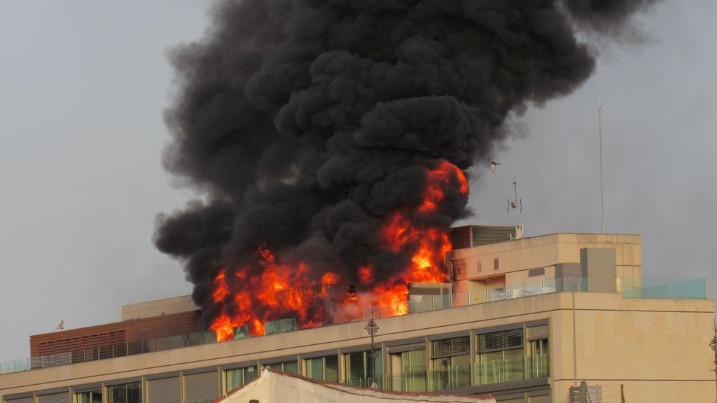 Espectacular incendio en plena Gran Vía