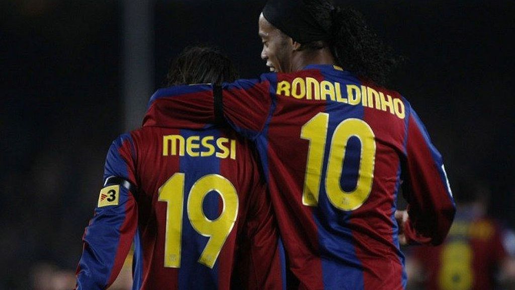 La broma de Ronaldinho a Messi por su 500 goles con el Barça: "Yo te di el primero"