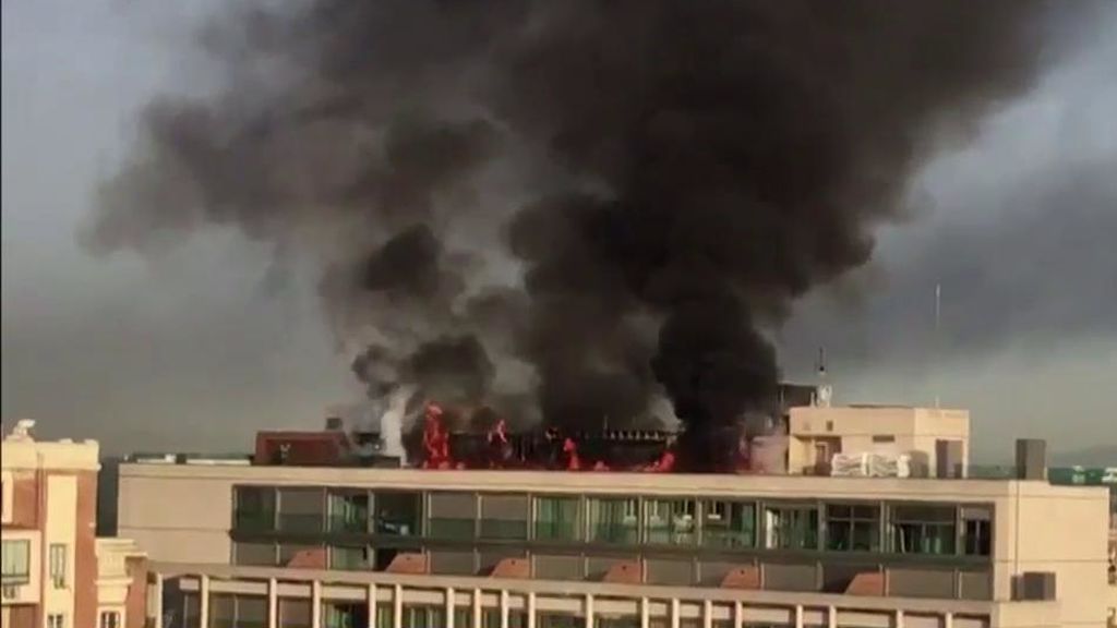 Espectacular incendio en una azotea de un edificio de la Gran Vía de Madrid