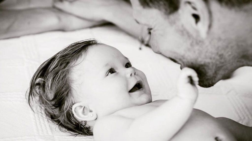 Bodies personalizados, gran sonrisa y a tope con sus papás: así es a sus seis meses Francesca Simeone