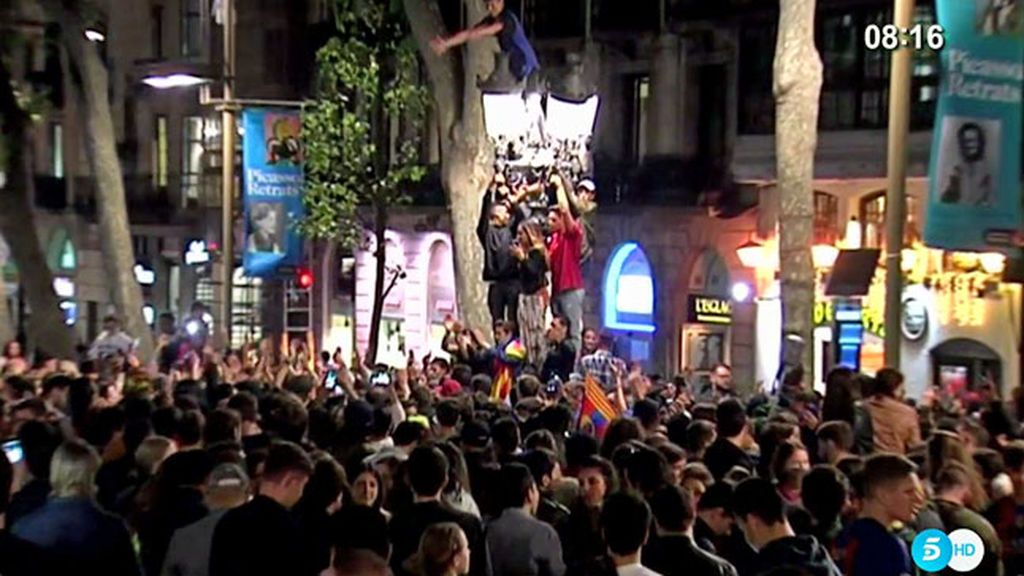 ¡Como un título! Cientos de culés celebraron la victoria del Bernabéu en Canaletas