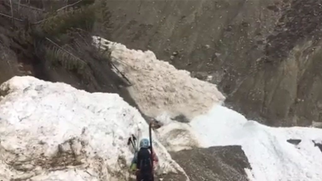 Montañeros vascos se topan con un impresionante alud en Canadá