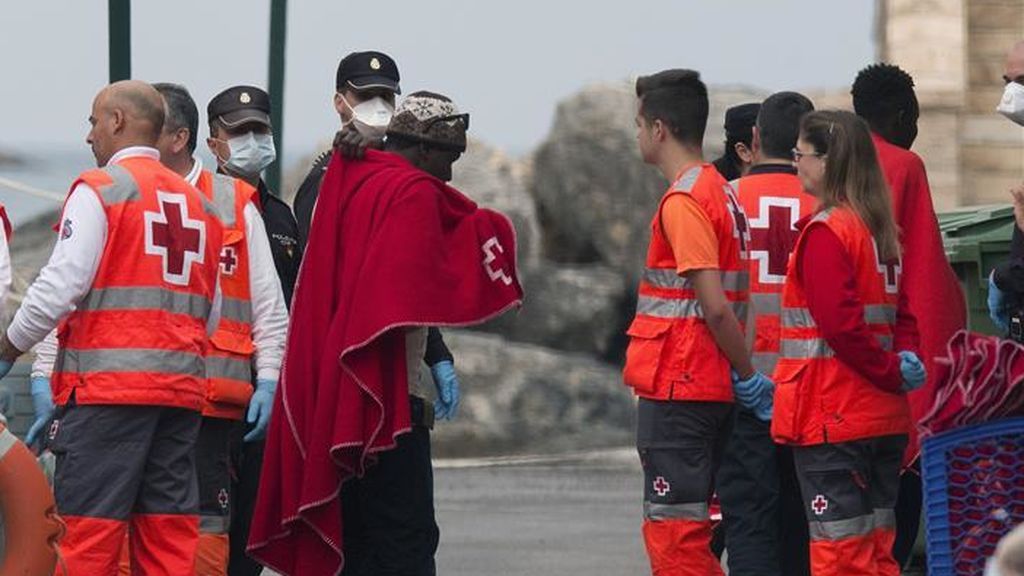Rescatan a 32 personas que viajaban en una patera a 15 millas de la isla de Alborán
