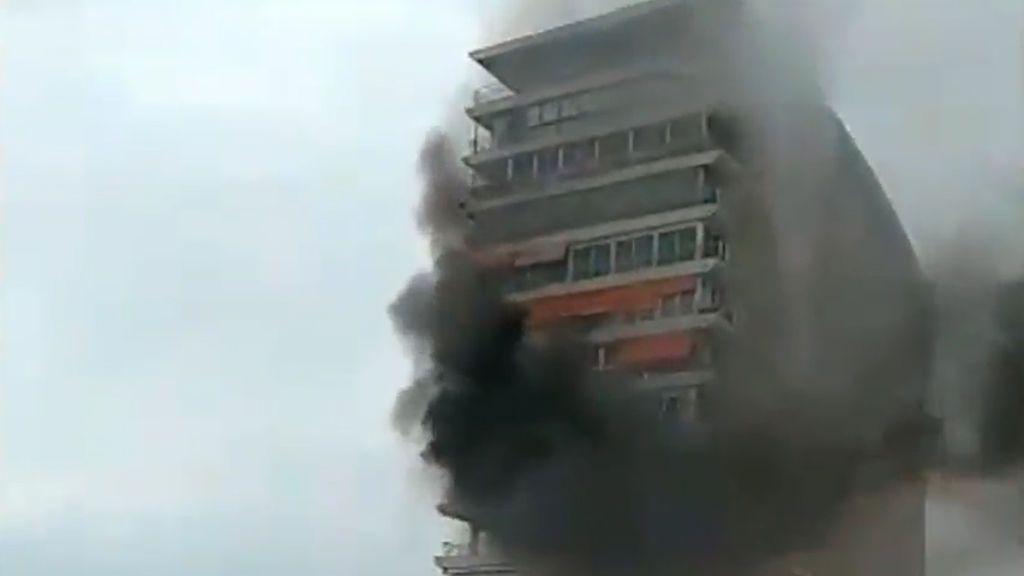 Un grave incendio de un edificio de viviendas en Alicante deja varios bomberos afectados