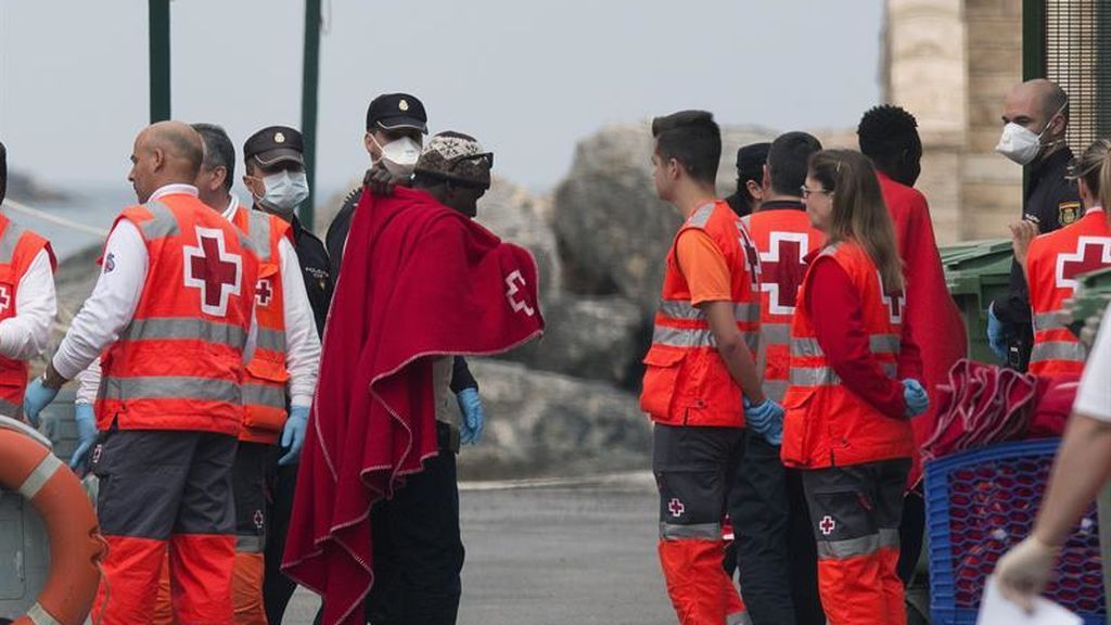 Rescatan a 32 personas que viajaban en una patera a 15 millas de la isla de Alborán