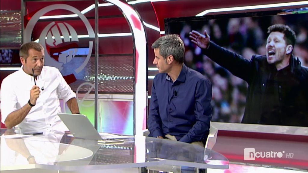 Las imágenes que demuestran que Simeone no puso las dos manos sobre el árbitro y que le pueden costar una sanción Las imágenes que demuestran que Simeone no puso las dos manos sobre el árbitro y que le pueden costar una sanción