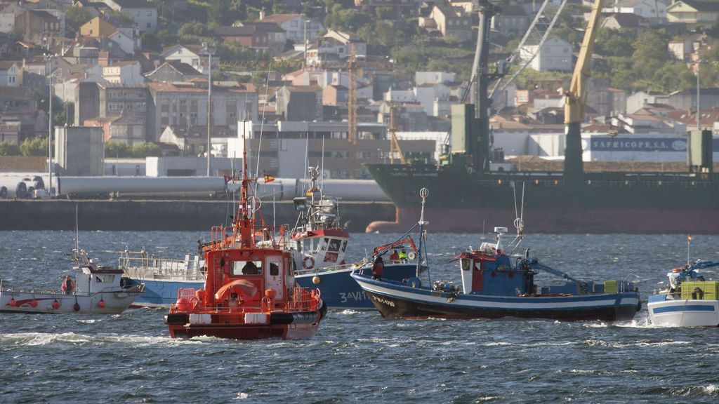 Buscan al marinero desaparecido en el naufragio en Pontevedra
