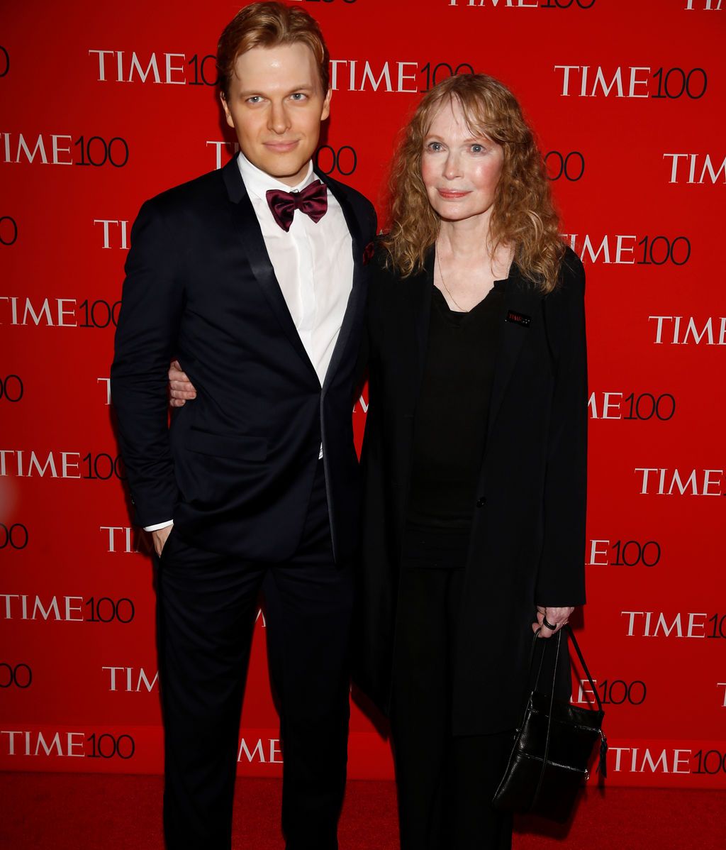 Mia Farrow y su hijo Ronan Farrow