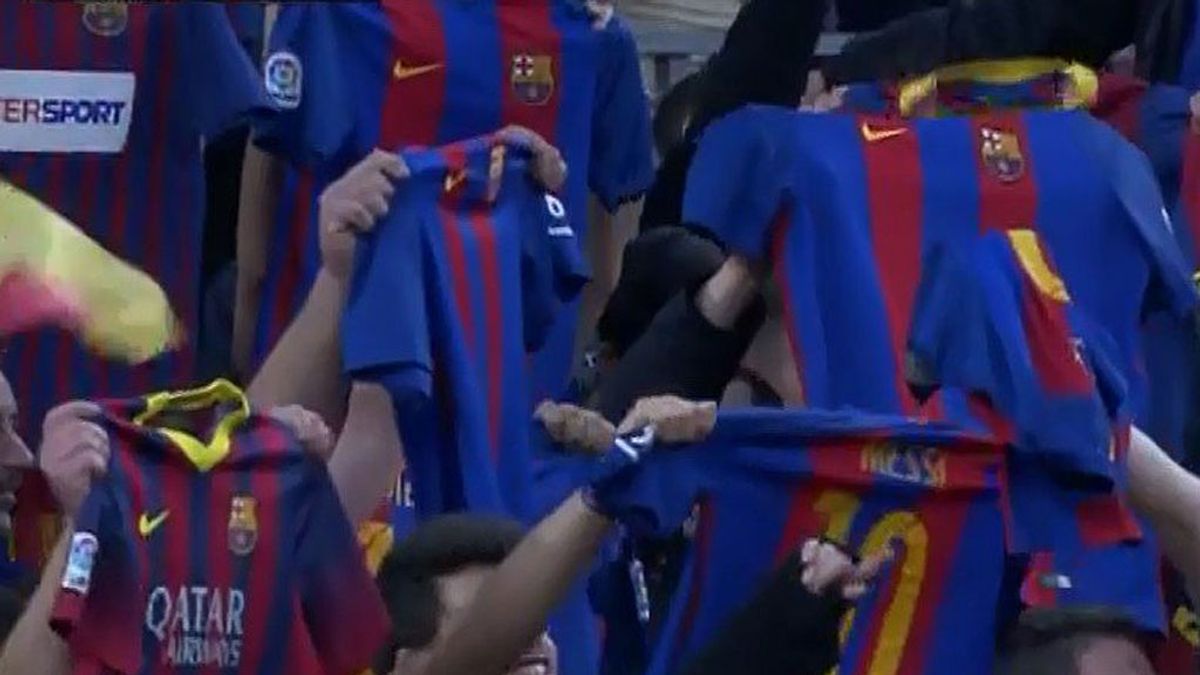 El Camp Nou homenajea a Leo Messi celebrando así su gol 501 con el Barça