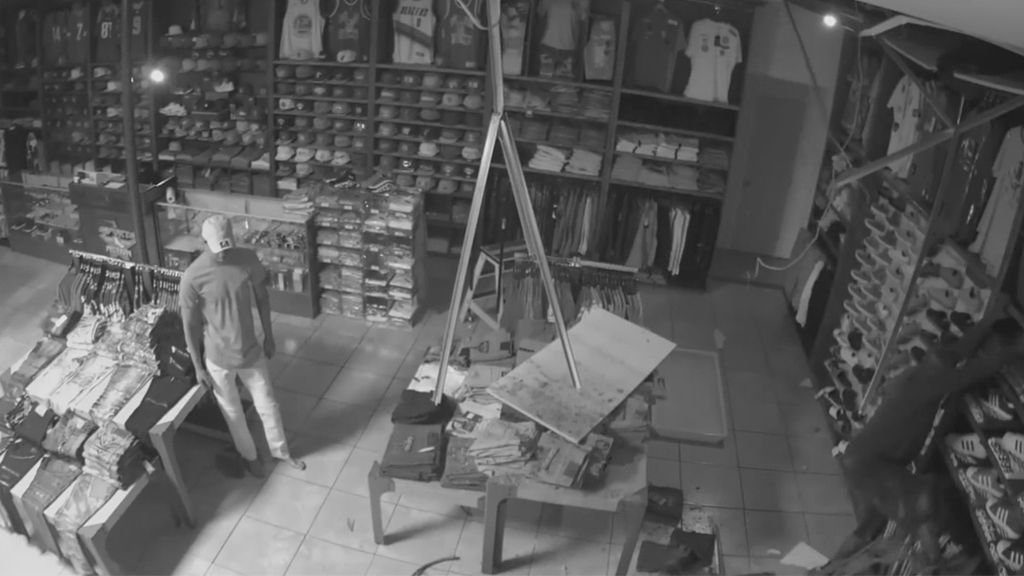 Un ladrón entra en pánico al escuchar la alarma de la tienda a la que entró