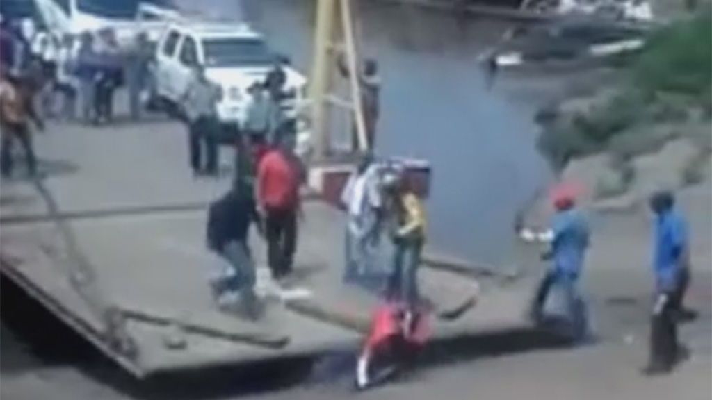 Un hombre salvado 'in extremis' tras caer de un ferry en marcha