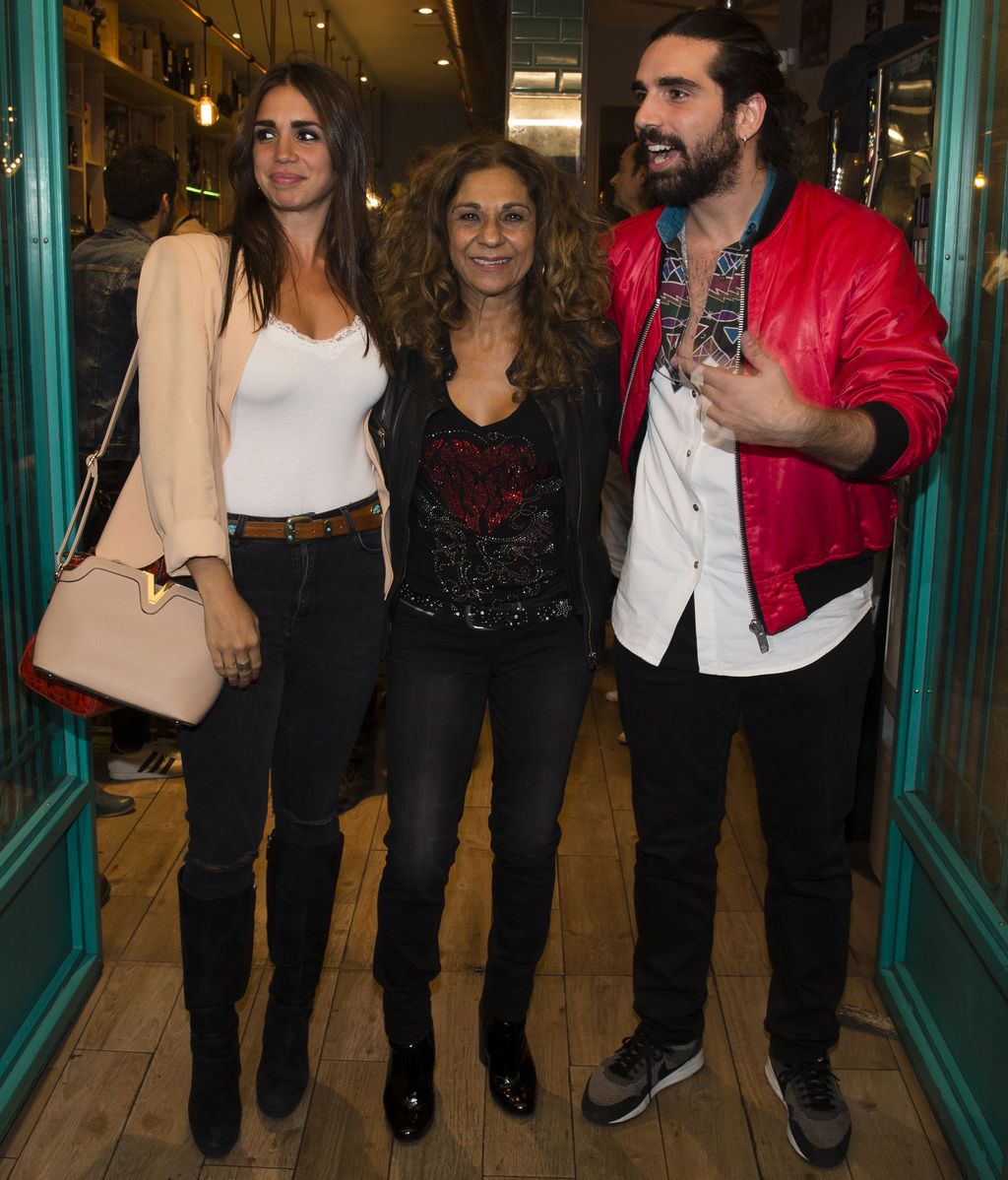 Elena y Guillermo Furiase apoyan a Lolita en el estreno de su obra