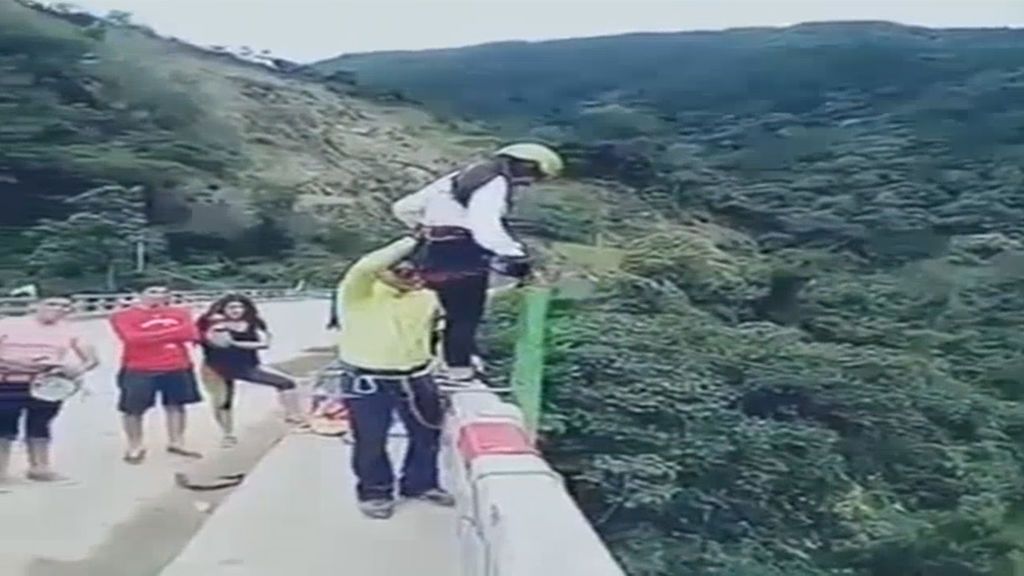 Terrible accidente: una mujer cae al río por error mientras hace 'puenting'