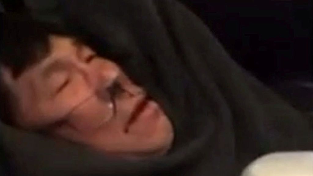 United Airlines y el pasajero al que echó por sobreventa hacen las paces