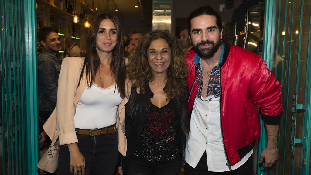 Elena y Guillermo Furiase apoyan a Lolita en el estreno de su obra