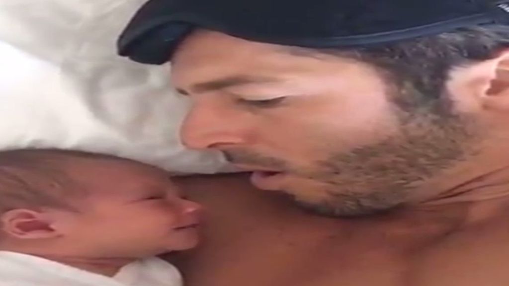 Este padre comparte en Facebook su secreto para dormir a su recién nacido