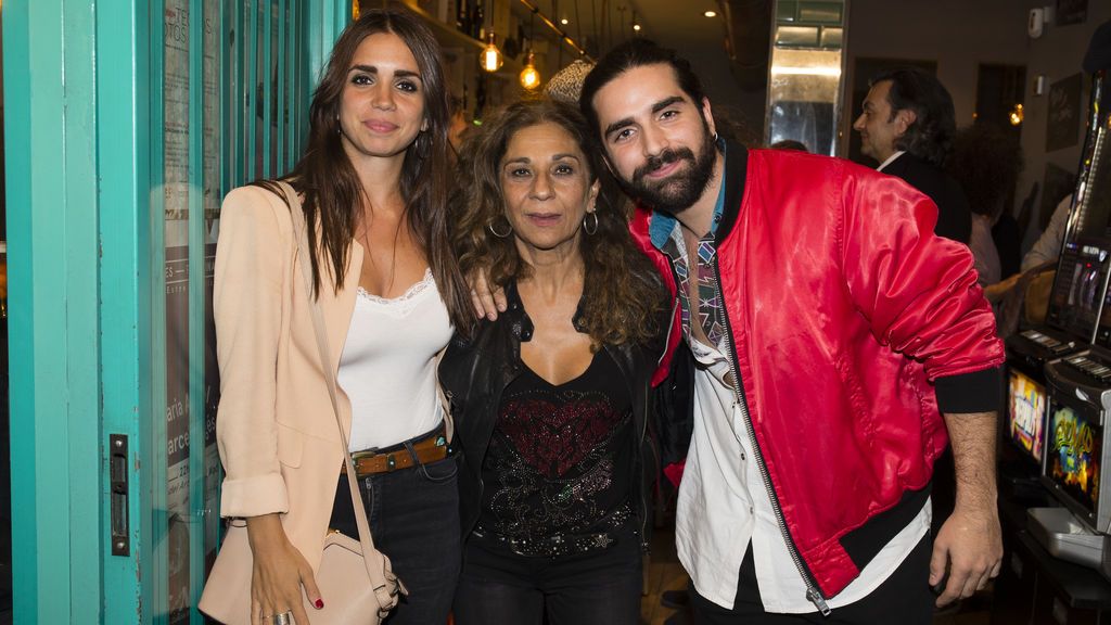 Elena y Guillermo Furiase apoyan a Lolita en el estreno de su obra