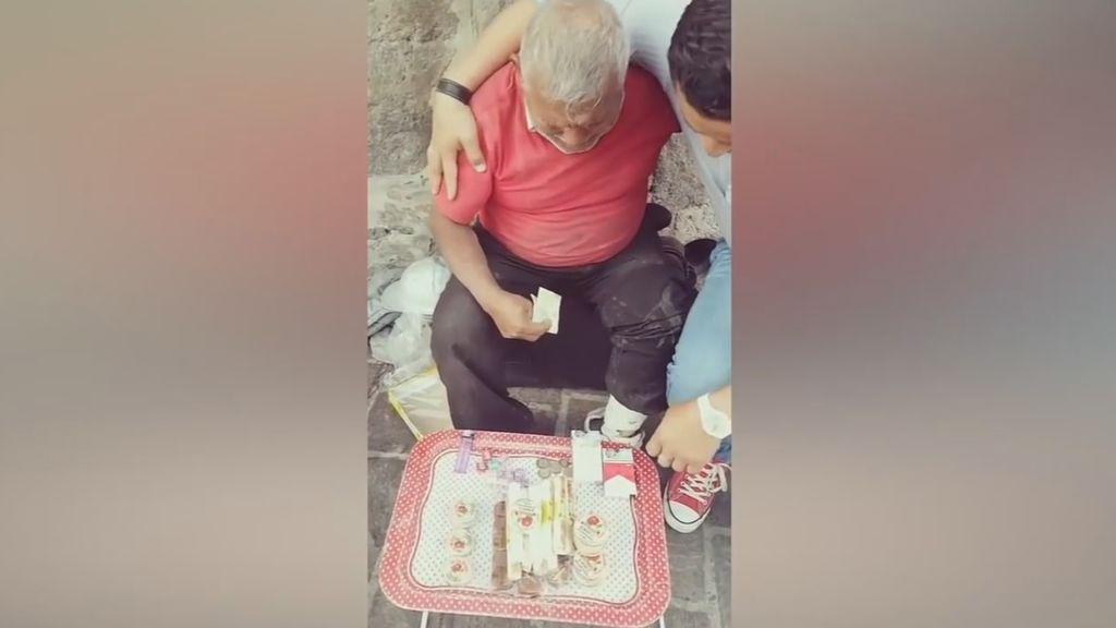 El gesto de un desconocido hizo llorar de emoción a este vendedor callejero