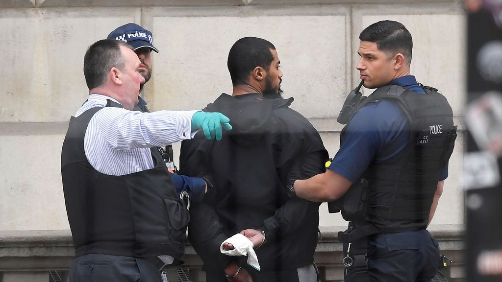Detenido un hombre que portaba varios cuchillos cerca del Parlamento de Londres