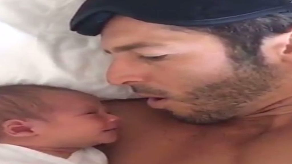 Este padre comparte en Facebook su secreto para dormir a su recién nacido