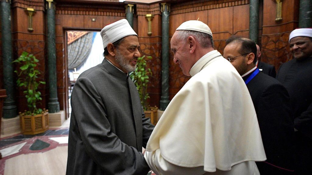 El papa pide en Egipto "un 'no' fuerte contra la violencia en nombre de dios"