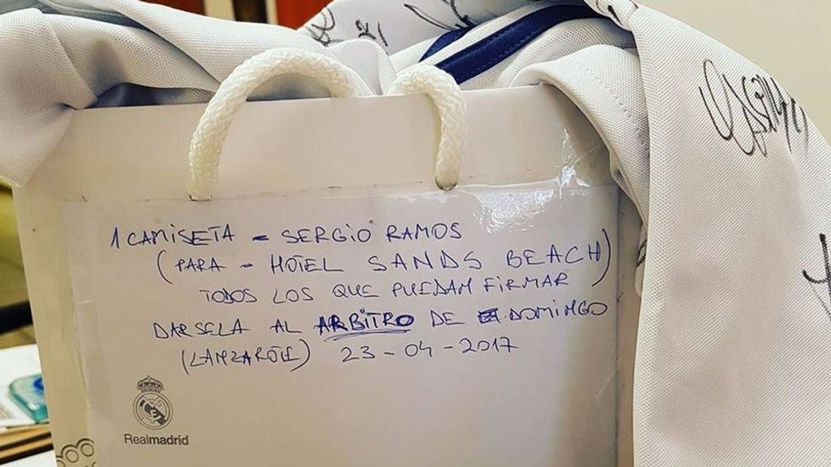La historia detrás de la camiseta firmada que los jugadores del Real Madrid dieron al árbitro del Clásico La historia detrás de la camiseta firmada que los jugadores del Real Madrid dieron al árbitro del Clásico